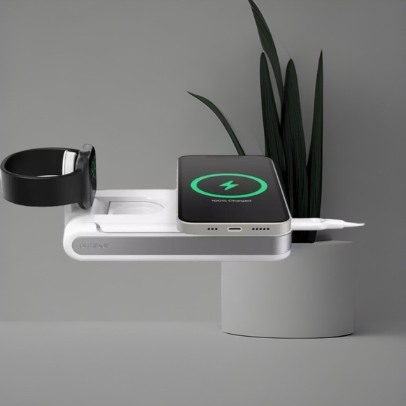 OtterBox 2-in-1 Power Bank/foldable stand with MagSafe - MFi (Apple) Approved - Picture 1 of 7